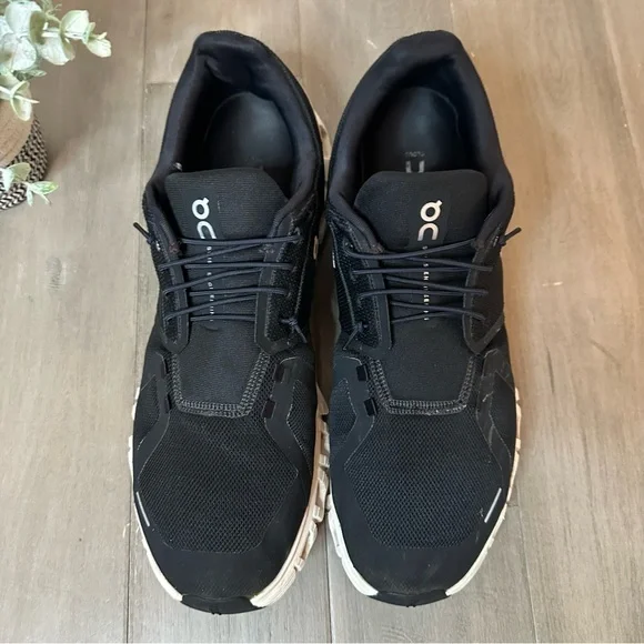 On Cloud 6 running shoes in black and whiteMen’s size 14